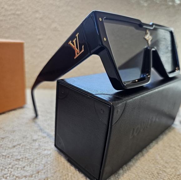 LOUIS VUITTON Cyclone Sunglasses - Picture 1 of 11